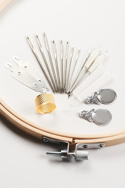 Инструменты для вышивания: нитки и пяльцы