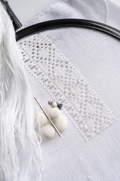 Вышитая деталь на льняной ткани